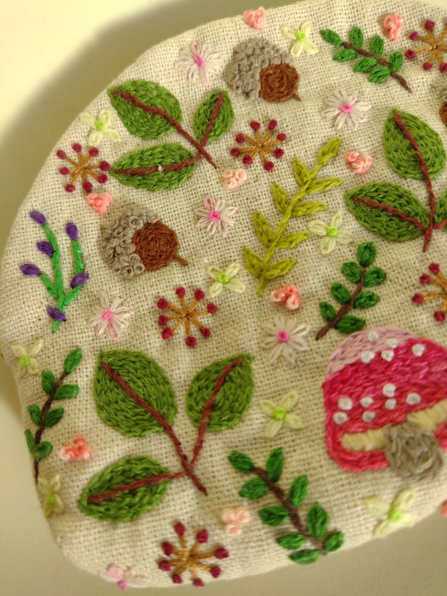ハンドメイド　小物入れ　おむすびポーチ　両面手刺繍　コインケース　 きのこ　秋　 刺繍ポーチ　ハリネズミ　 小銭入れ_画像6
