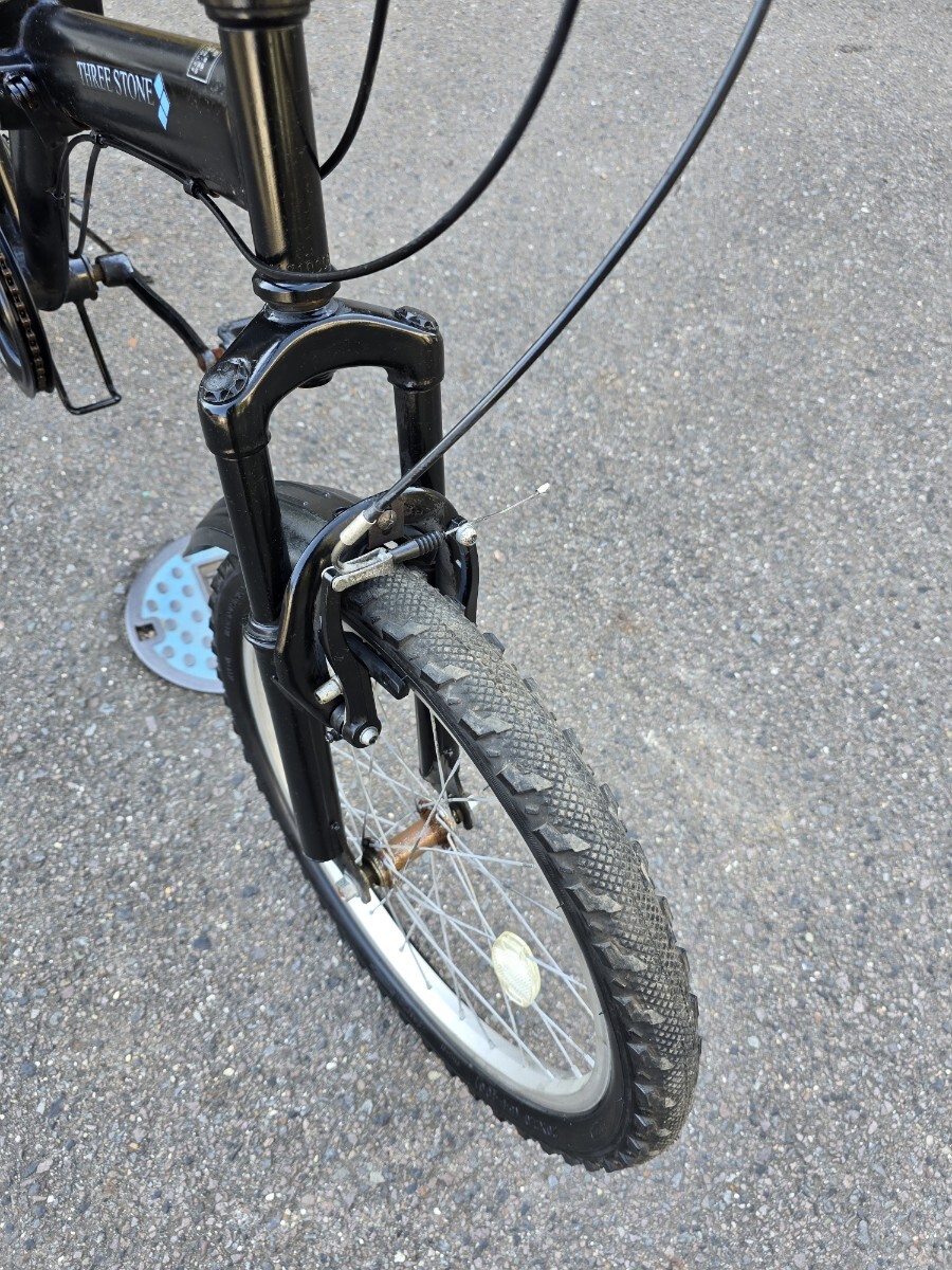 THREE STONE 折りたたみ自転車 BLACK 20インチ 6ギア タイヤ太め20X2.0 サスペンション付 おしゃれ かっこいい スリーストーン _画像3