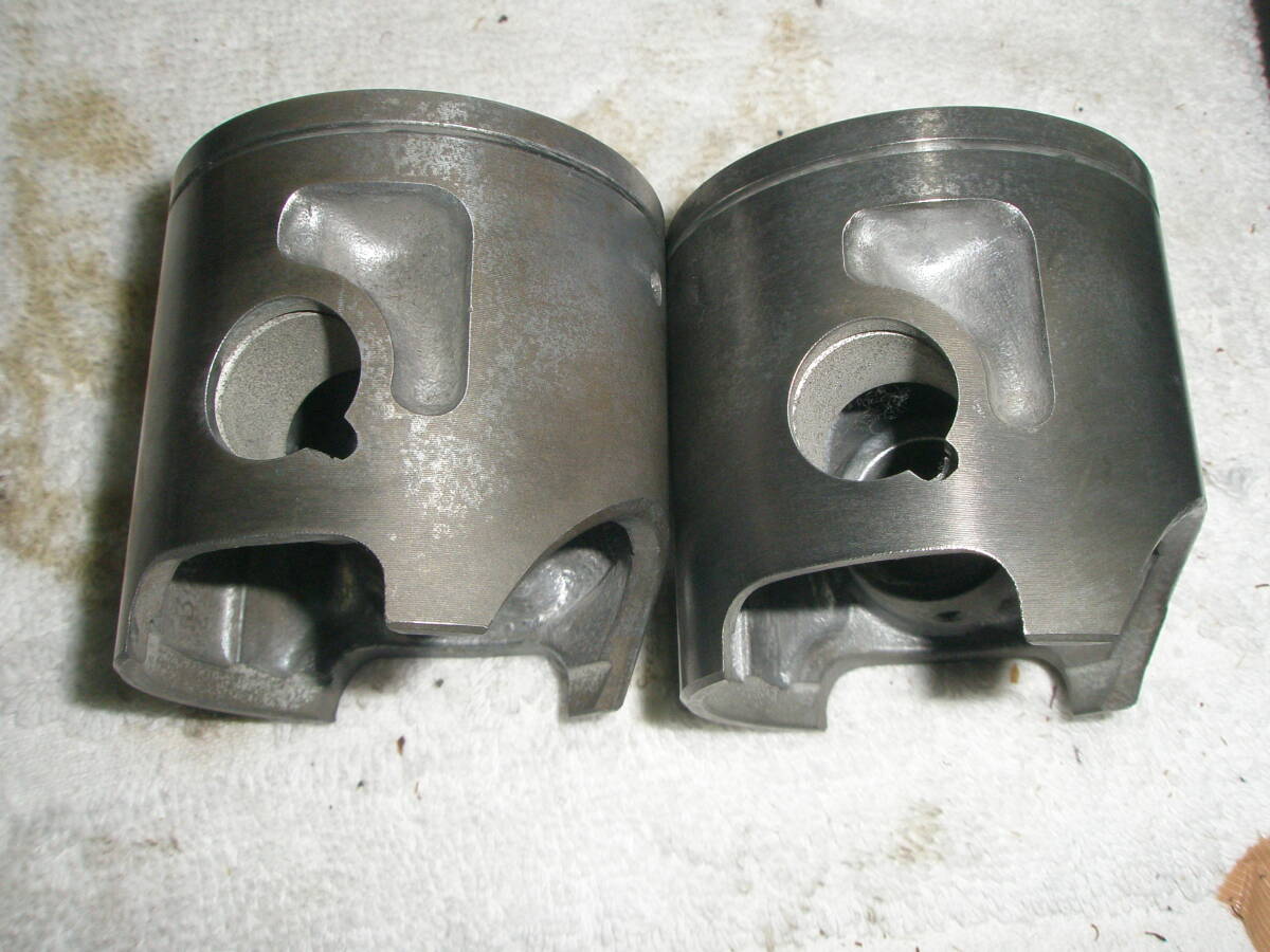 車種不明　ボア約56ミリ　ピストン2個セット　リング溝は1本です。2スト用　かなり古い物です。_画像1