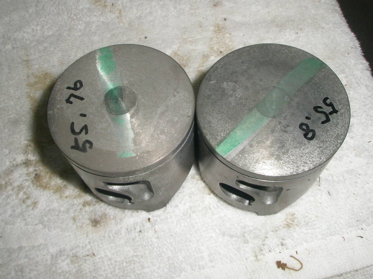 車種不明　ボア約56ミリ　ピストン2個セット　リング溝は1本です。2スト用　かなり古い物です。_画像2