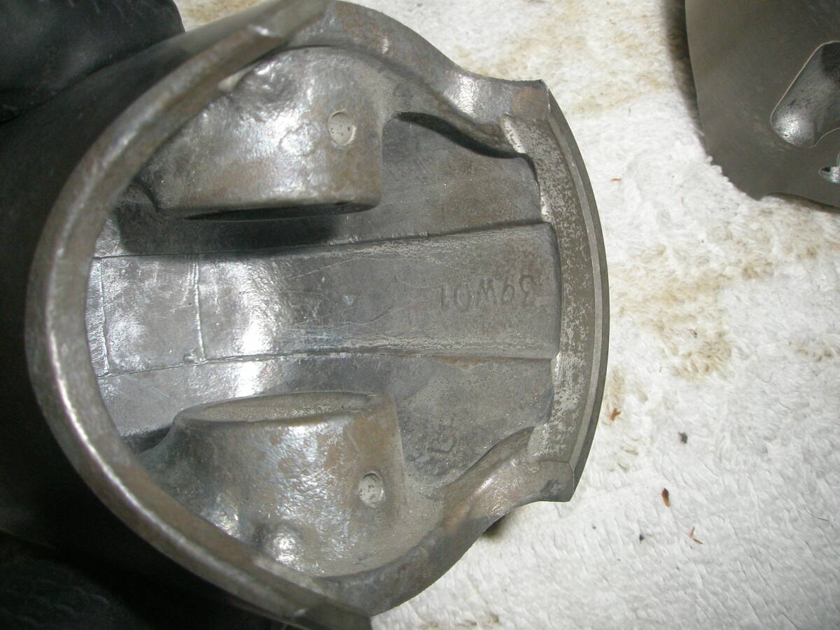 車種不明　ボア約56ミリ　ピストン2個セット　リング溝は1本です。2スト用　かなり古い物です。_画像7