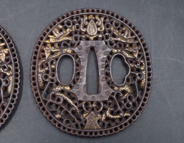  японский меч принадлежности металлический земля круг форма . дракон золотой .. общий ... юг . гарда меча большой маленький один на доспехи меч . реквизит шлем ..N000