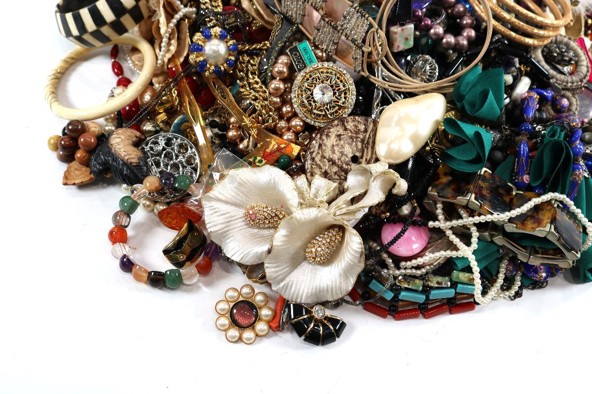 【総重量約4.3kg】ネックレス ブローチ ブレスレット リング イヤリング チョーカー 等 アクセサリー イミテーション 大量まとめ 2598-HM_画像8