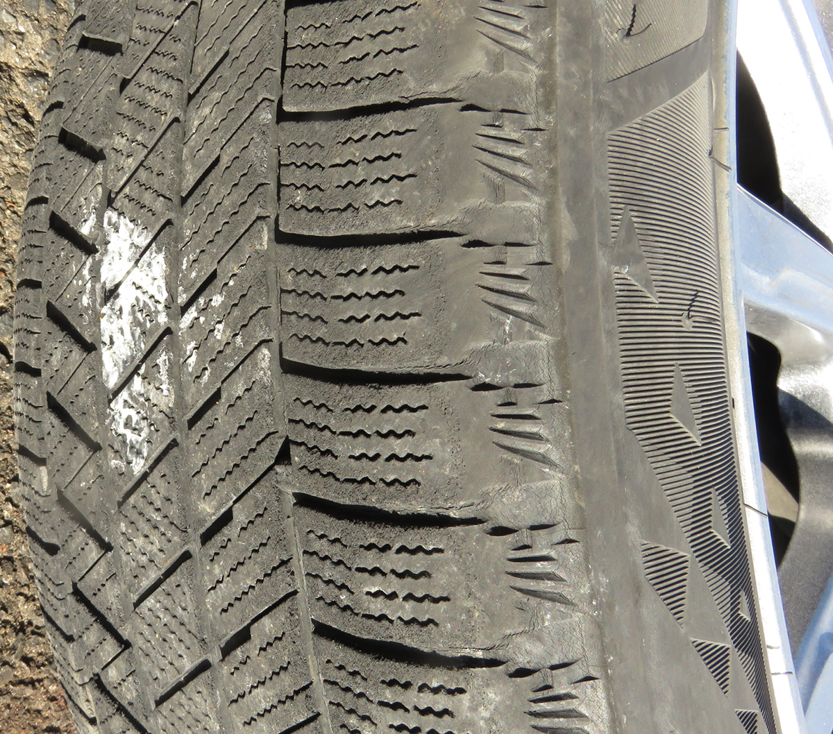 【中古】 フィット e：HEV BLIZZAK DM-Z3 １８５／６０Ｒ１６ ８６Ｑ アルミホイール：4穴タイプ・専用キャップボルト付き 4本セット_画像5