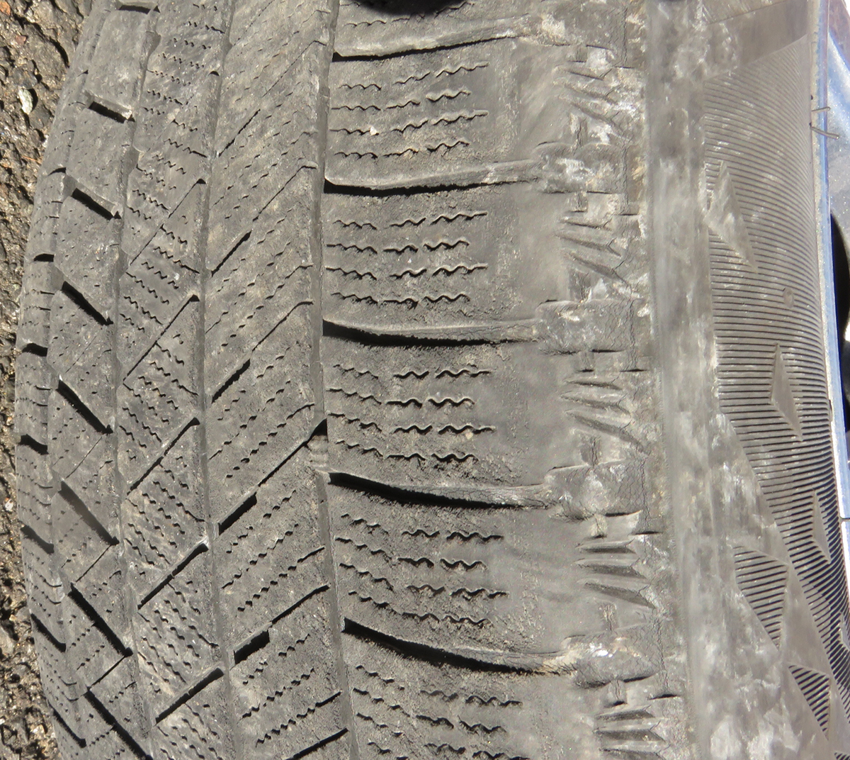 【中古】 フィット e：HEV BLIZZAK DM-Z3 １８５／６０Ｒ１６ ８６Ｑ アルミホイール：4穴タイプ・専用キャップボルト付き 4本セット_画像4