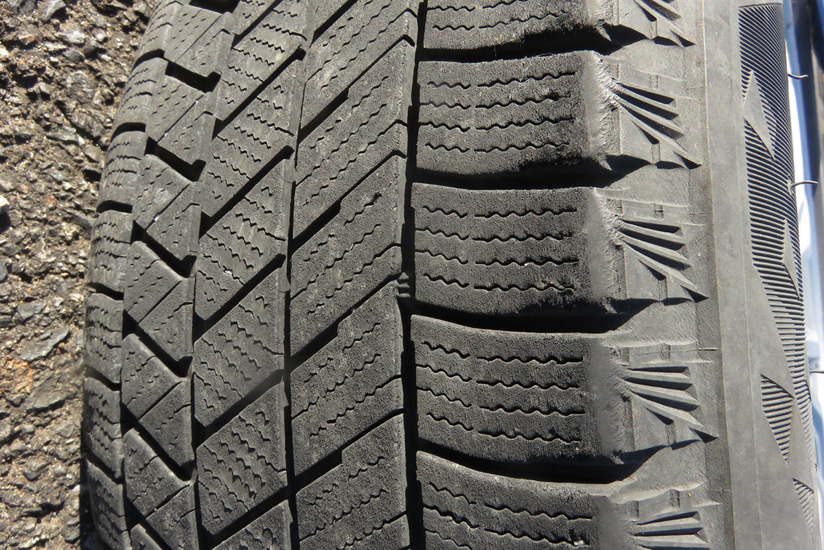 【中古】 フィット e：HEV BLIZZAK DM-Z3 １８５／６０Ｒ１６ ８６Ｑ アルミホイール：4穴タイプ・専用キャップボルト付き 4本セット_画像6