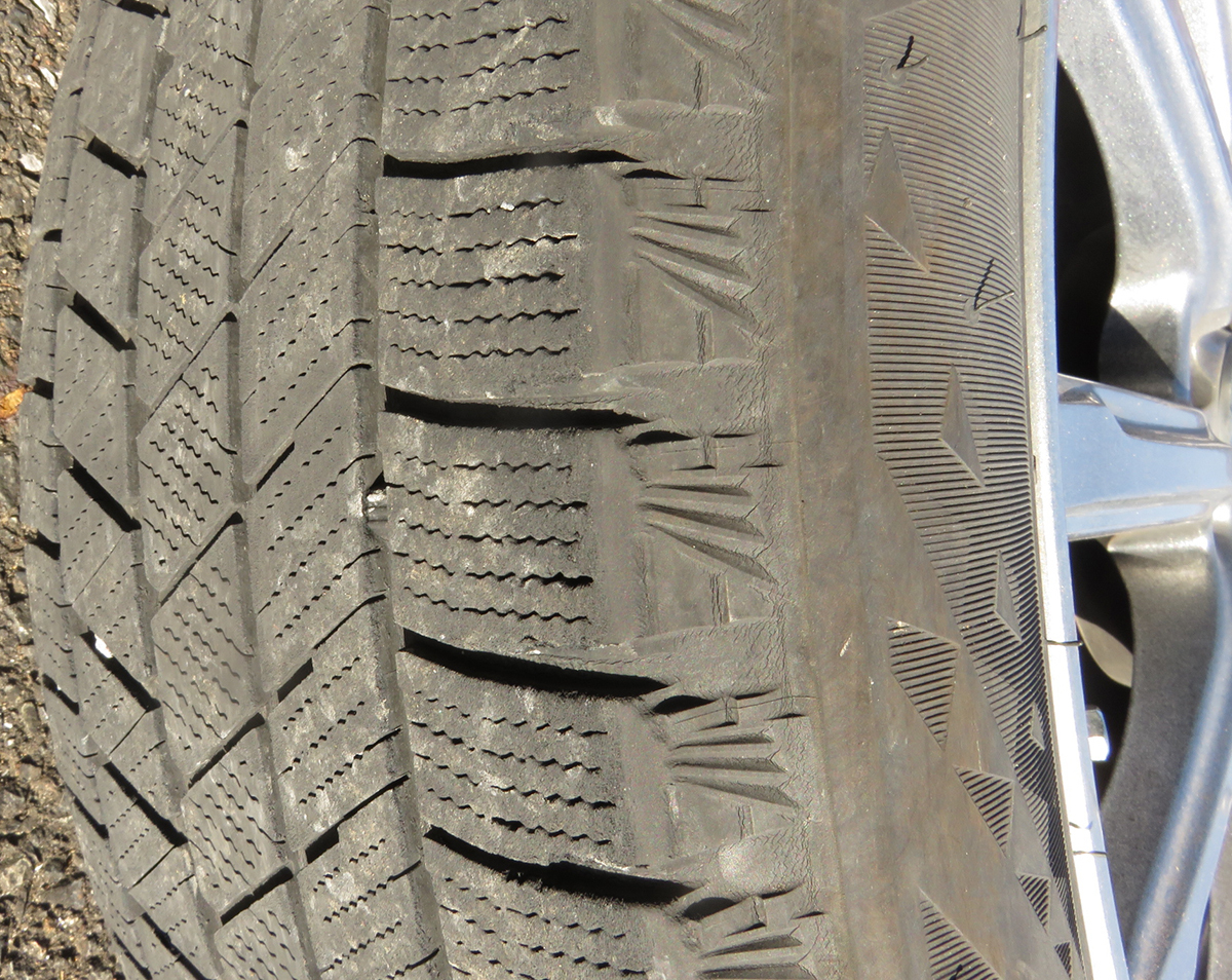 【中古】 フィット e：HEV BLIZZAK DM-Z3 １８５／６０Ｒ１６ ８６Ｑ アルミホイール：4穴タイプ・専用キャップボルト付き 4本セット_画像3