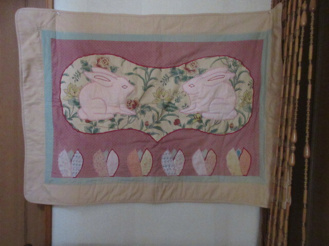 ■アンティーク【ハンドメイド作品 】アメリカ製■ベッド頭上用パネル/タペストリー■アメリカ綿生地/ミシンパッチワーク■ウサギとハート_画像1