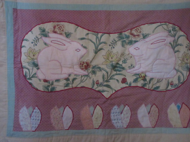 ■アンティーク【ハンドメイド作品 】アメリカ製■ベッド頭上用パネル/タペストリー■アメリカ綿生地/ミシンパッチワーク■ウサギとハート_画像2