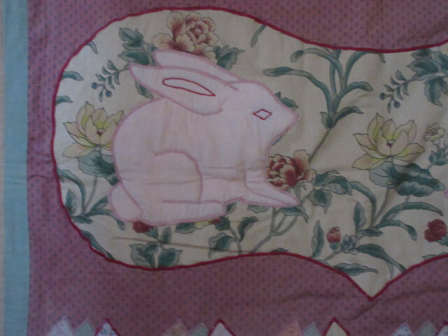 ■アンティーク【ハンドメイド作品 】アメリカ製■ベッド頭上用パネル/タペストリー■アメリカ綿生地/ミシンパッチワーク■ウサギとハート_画像3