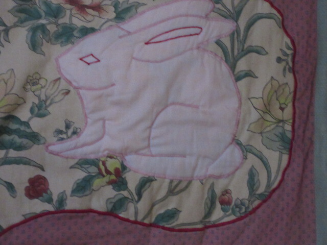 ■アンティーク【ハンドメイド作品 】アメリカ製■ベッド頭上用パネル/タペストリー■アメリカ綿生地/ミシンパッチワーク■ウサギとハート_画像6