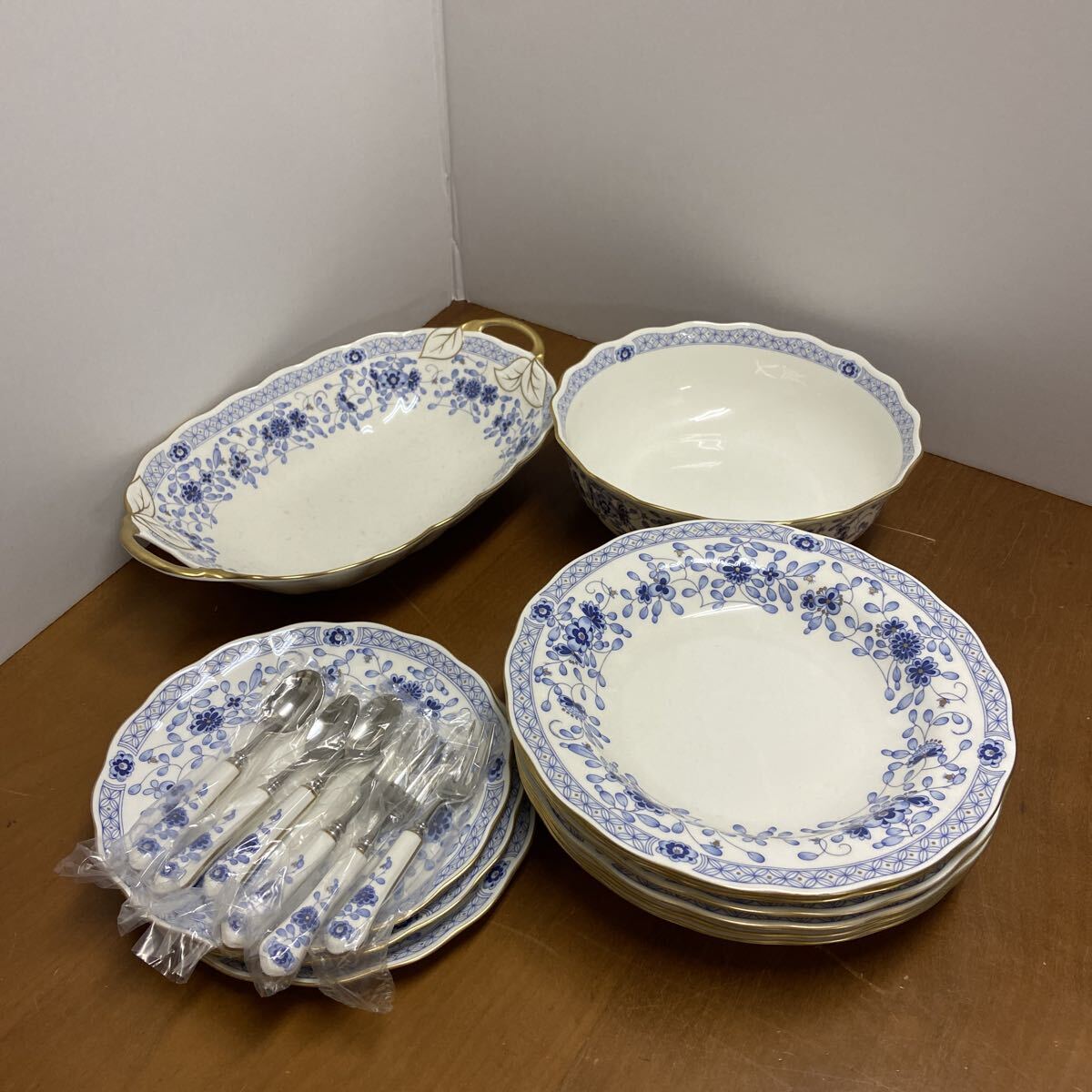 t224 NARUMI ナルミ ケーキ皿&ティースプーン・フォーク各3点 シチュー皿6点 サラダボール フルーツボール各1点セット売り 洋食器 _画像1