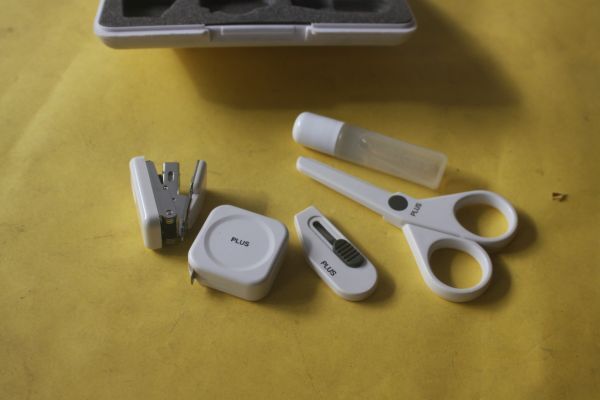 プラス株式会社のステーショナリーセット　ミニ文房具セット PLUS はさみ・カッター・のり・メジャー・ホチキス　５点/27N11.6-42_画像2