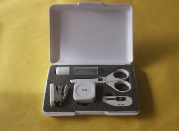 プラス株式会社のステーショナリーセット　ミニ文房具セット PLUS はさみ・カッター・のり・メジャー・ホチキス　５点/27N11.6-42_画像1