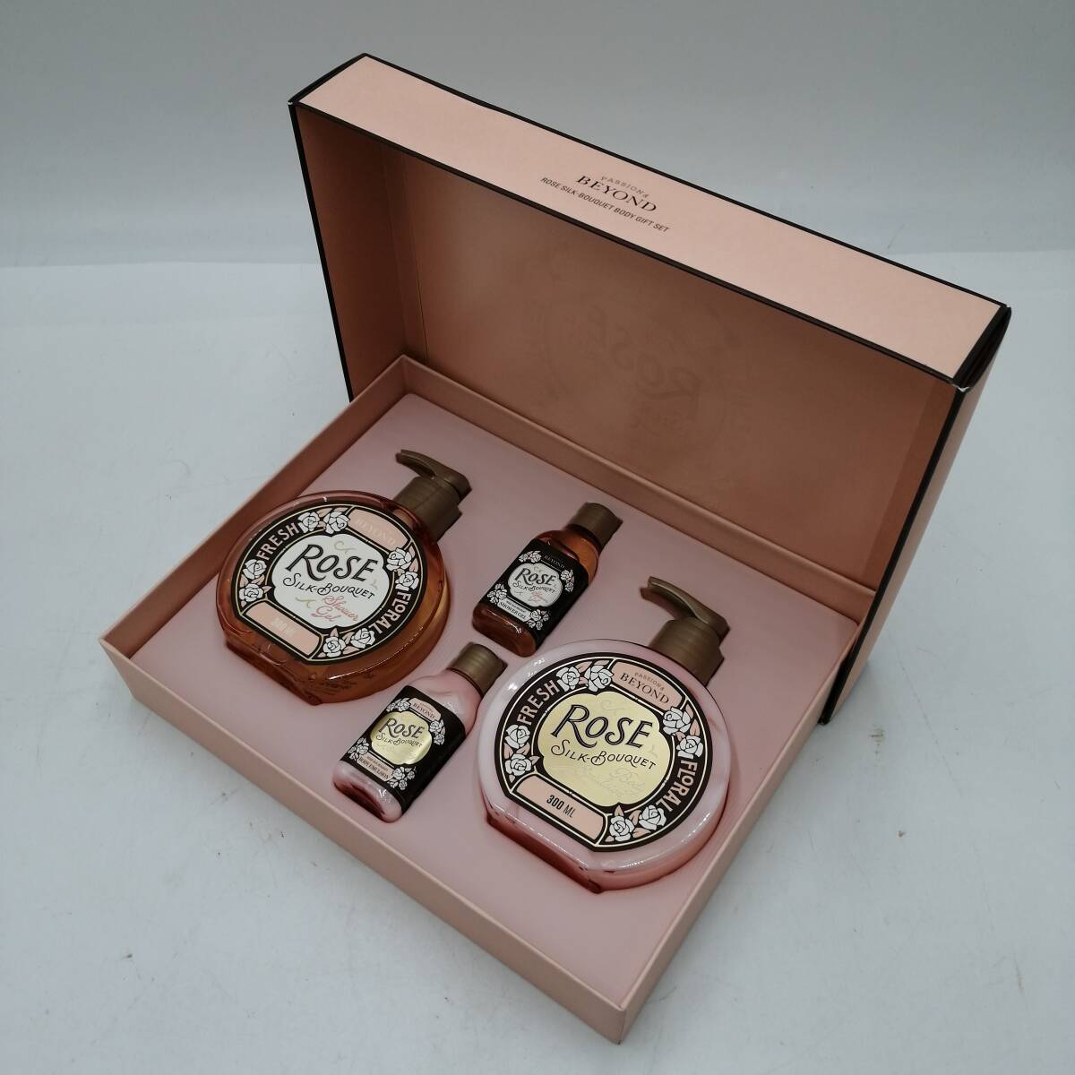 y3784 新品未使用 BEYOND ビヨンド ローズ シルクブーケット 2セット入りｘ2箱 特別セット ボディソープ ボディミルク 韓国コスメ_画像2