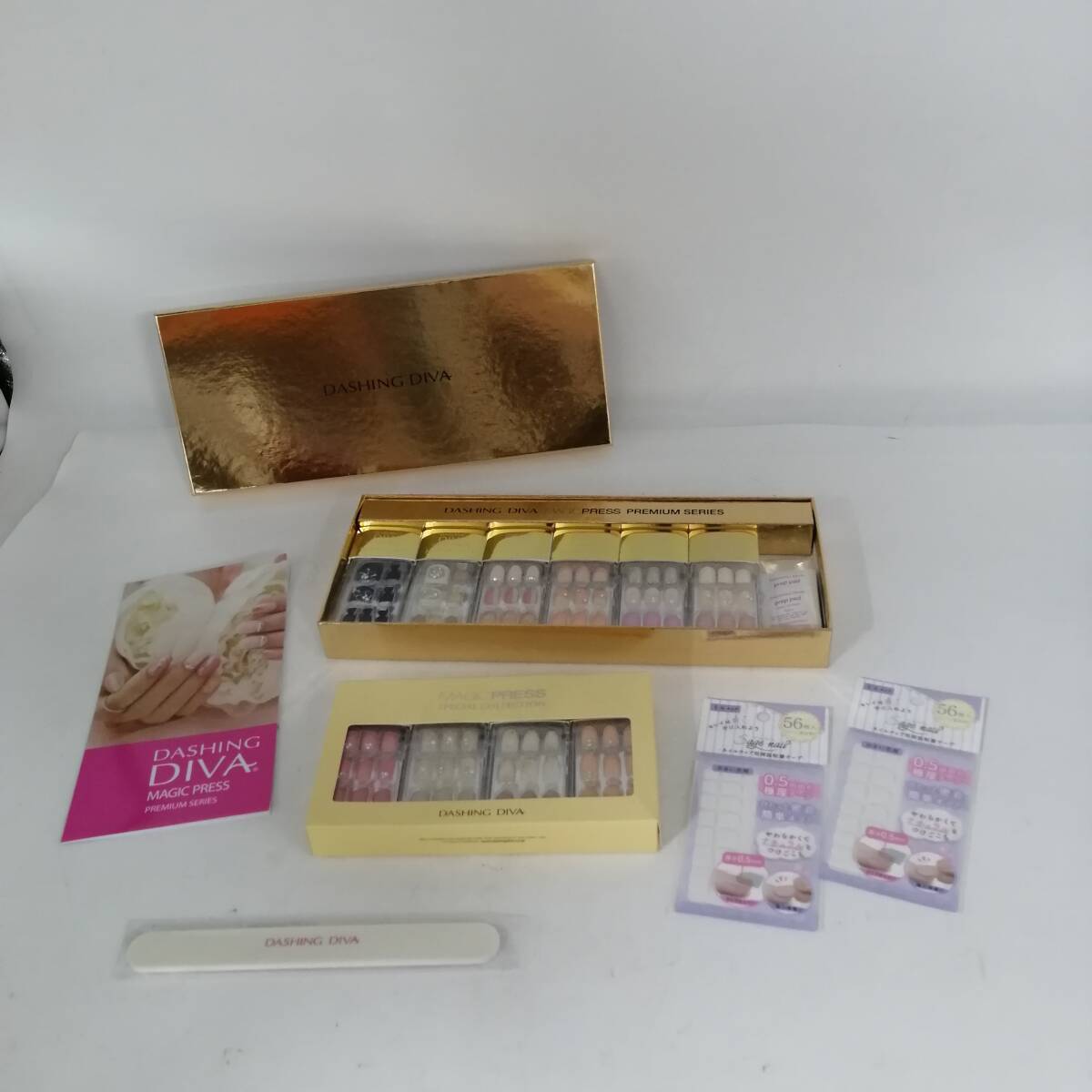 y3779 新品未使用 DASHING DIVA MAGIC PRESS PREMIUM SERIES ダッシングディバ ネイルチップ ペディキュア 6色 スペシャルコレクション4色_画像1