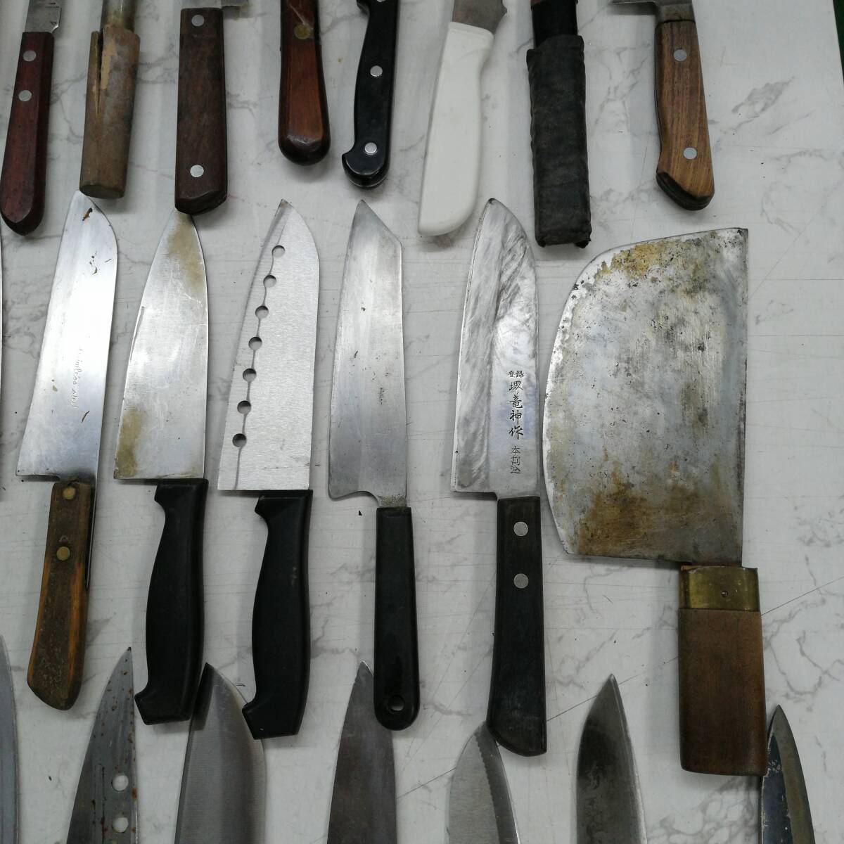 m1526 包丁 大量 まとめ売り 70本 錆あり 関孫六 兼守 堺秀一 竜神 堺包丁 三徳 牛刀 菜切 出刃 中華 刺身 パン切 中古_画像5