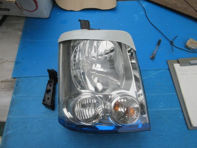 エブリ　DA64 右ヘッドライト　ブラケット　パールまつげ　ゆうパック着払い　爪折れあり_画像1