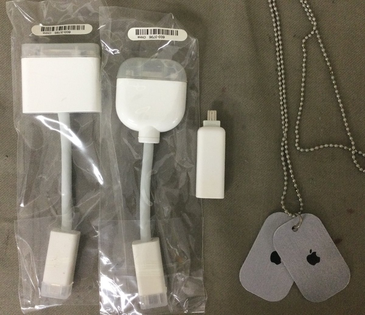 ★５６―００１★PC関連機器　apple製品 色々まとめ PowerBook G4バッテリー/iPod/ケーブル類/電源アダプタなど ジャンク品 動作不明[60]_画像9