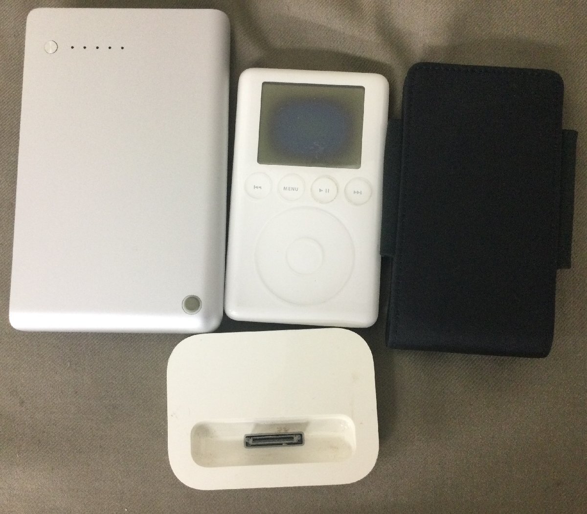 ★５６―００１★PC関連機器　apple製品 色々まとめ PowerBook G4バッテリー/iPod/ケーブル類/電源アダプタなど ジャンク品 動作不明[60]_画像2