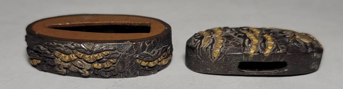 古美術柳　時代刀装具 赤銅魚子地高肉彫 松鶴図縁頭 江戸時代 旧家旧蔵品_画像1