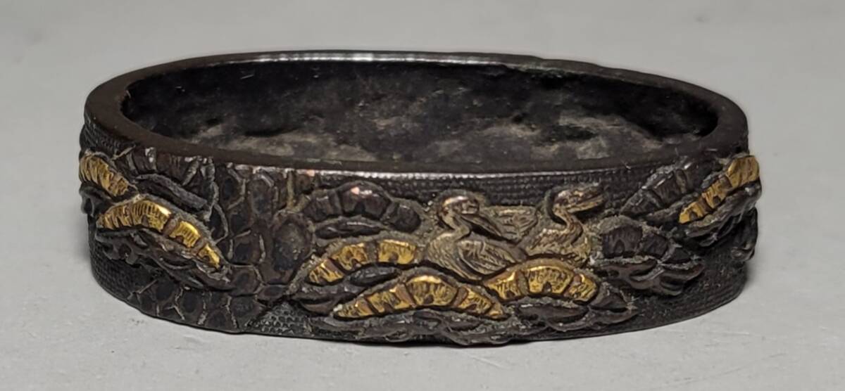 古美術柳　時代刀装具 赤銅魚子地高肉彫 松鶴図縁頭 江戸時代 旧家旧蔵品_画像3