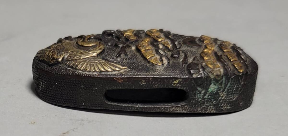 古美術柳　時代刀装具 赤銅魚子地高肉彫 松鶴図縁頭 江戸時代 旧家旧蔵品_画像10