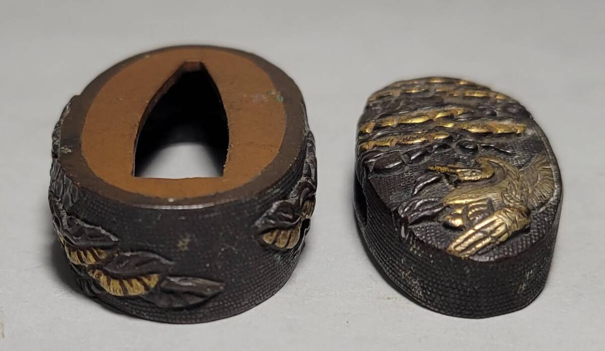 古美術柳　時代刀装具 赤銅魚子地高肉彫 松鶴図縁頭 江戸時代 旧家旧蔵品_画像9