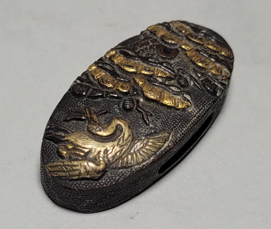 古美術柳　時代刀装具 赤銅魚子地高肉彫 松鶴図縁頭 江戸時代 旧家旧蔵品_画像7
