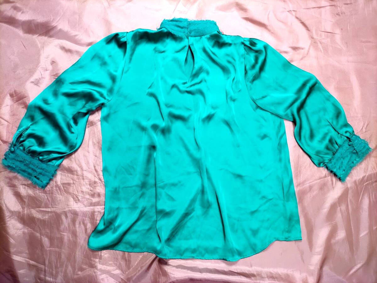 サテンブラウス グリーン 緑 光沢 ぴかぴか ちゅるんちゅるん とろとろ てろてろ メンズ様 女装_画像3
