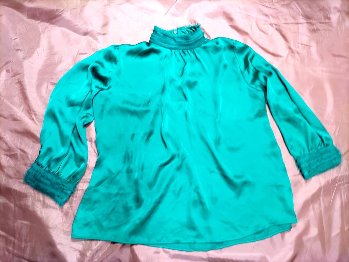 サテンブラウス グリーン 緑 光沢 ぴかぴか ちゅるんちゅるん とろとろ てろてろ メンズ様 女装_画像2