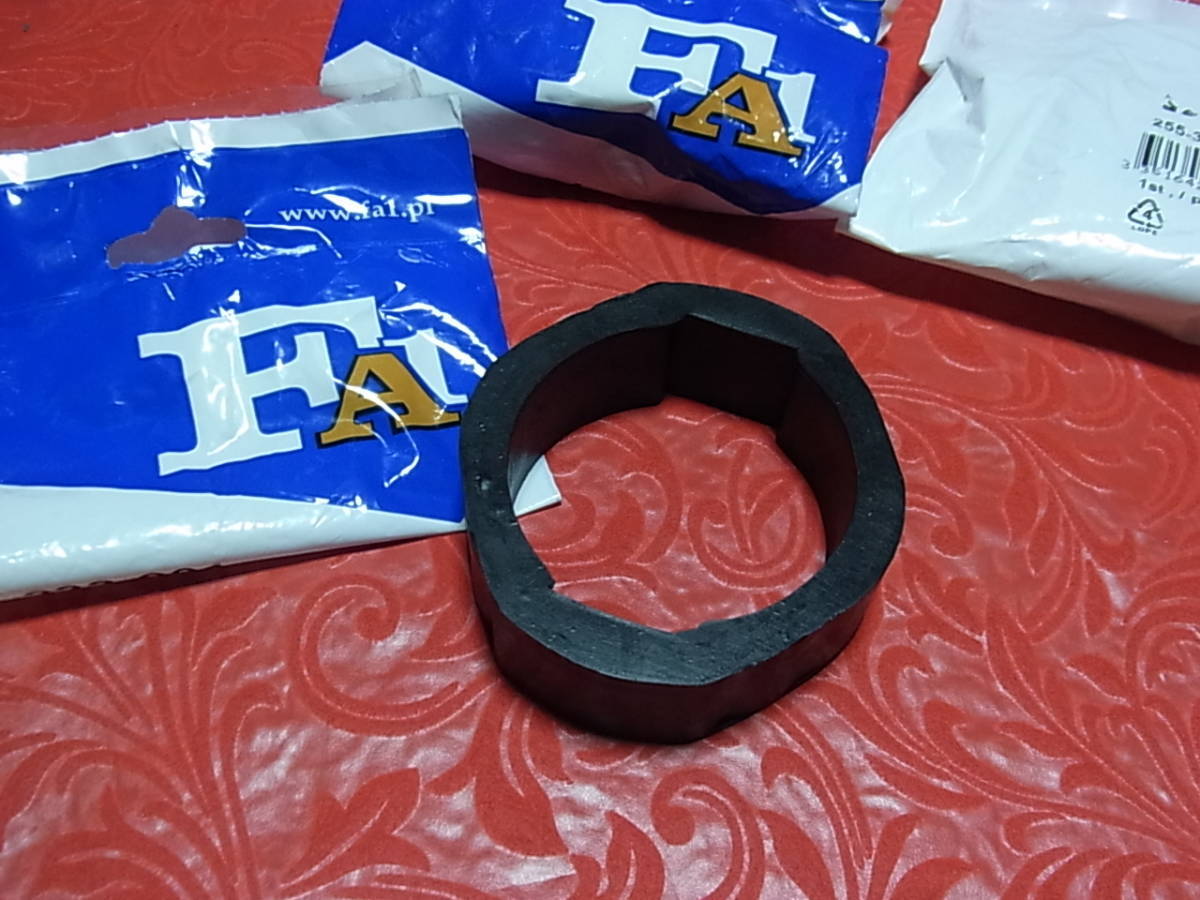 シトロエン Citroen 2CV サイド マフラー マウント AM183348 単品 【優良部品】_画像1