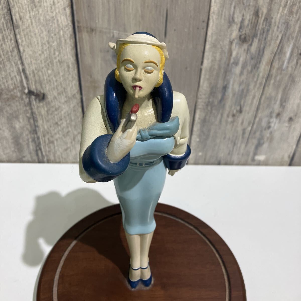 11834 ジッポー　ウィンディングガール　 フィギュリン ビンテージ　サイズ台座、直径18cm 高さ26cm _画像5