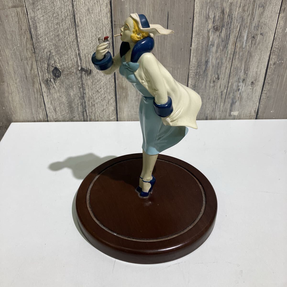 11834 ジッポー　ウィンディングガール　 フィギュリン ビンテージ　サイズ台座、直径18cm 高さ26cm _画像6