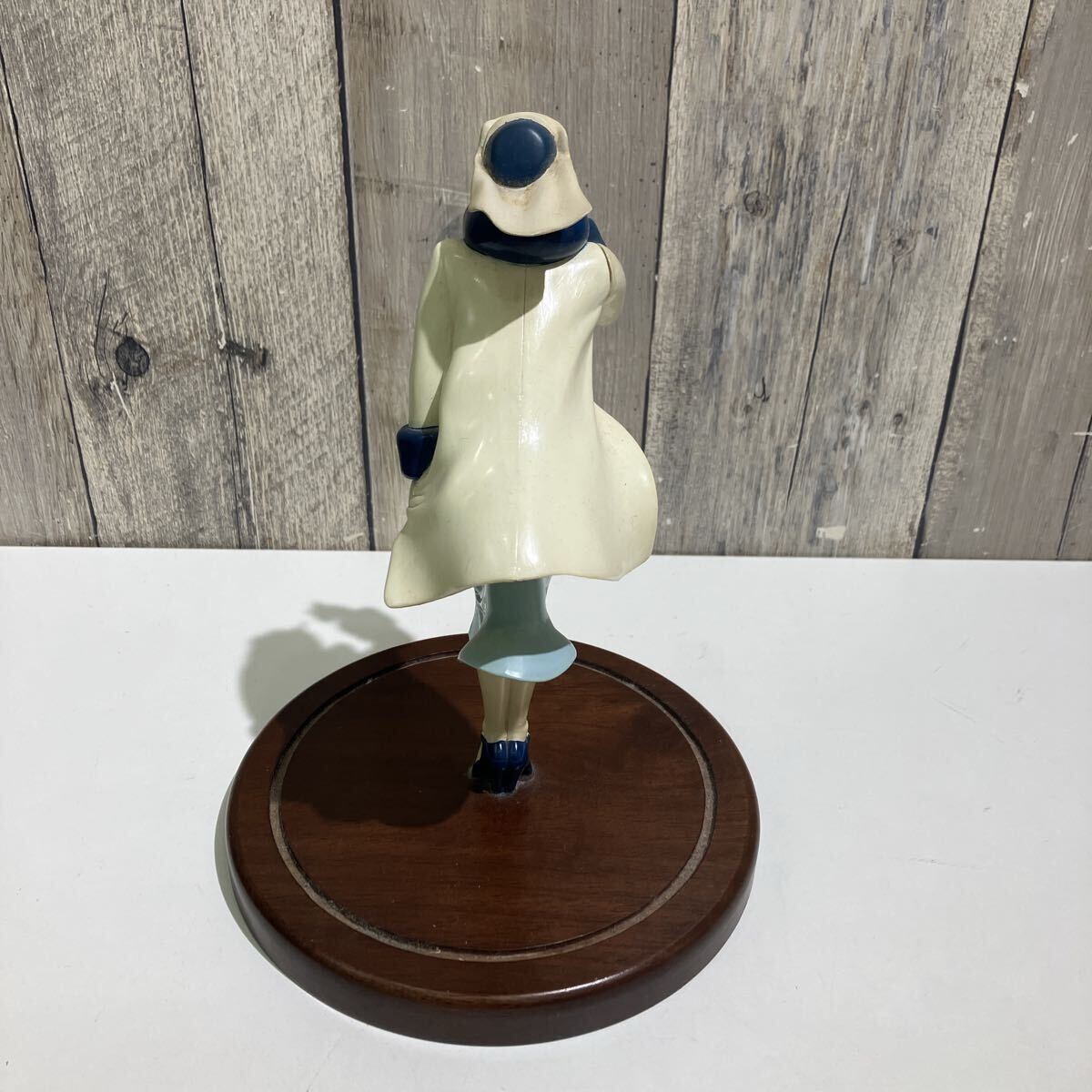 11834 ジッポー　ウィンディングガール　 フィギュリン ビンテージ　サイズ台座、直径18cm 高さ26cm _画像7
