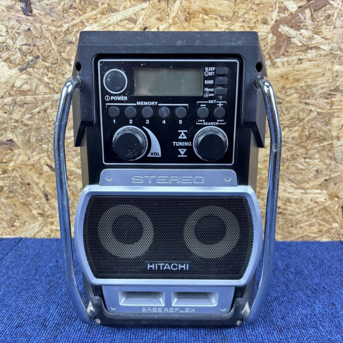【中古品】HITACHI 日立工機 9.6V～18V コードレスラジオ UR18DSL 本体+ACアダプター 充電式 現場ラジオ 作業ラジオ ポータブルラジオ 3309_画像2