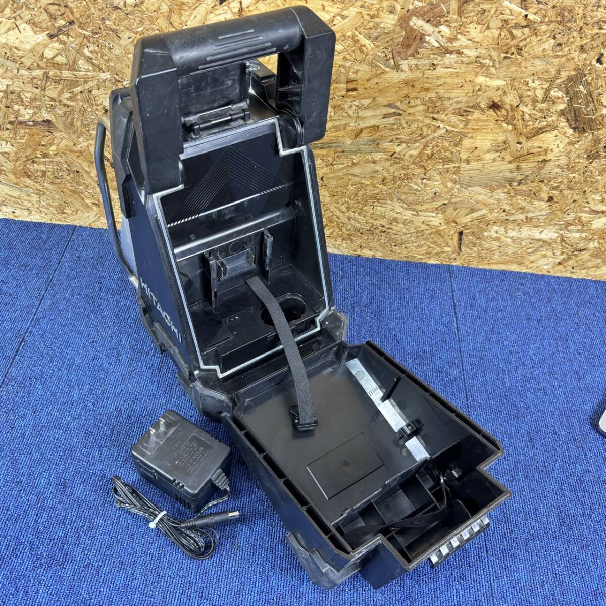 【中古品】HITACHI 日立工機 9.6V～18V コードレスラジオ UR18DSL 本体+ACアダプター 充電式 現場ラジオ 作業ラジオ ポータブルラジオ 3309_画像8