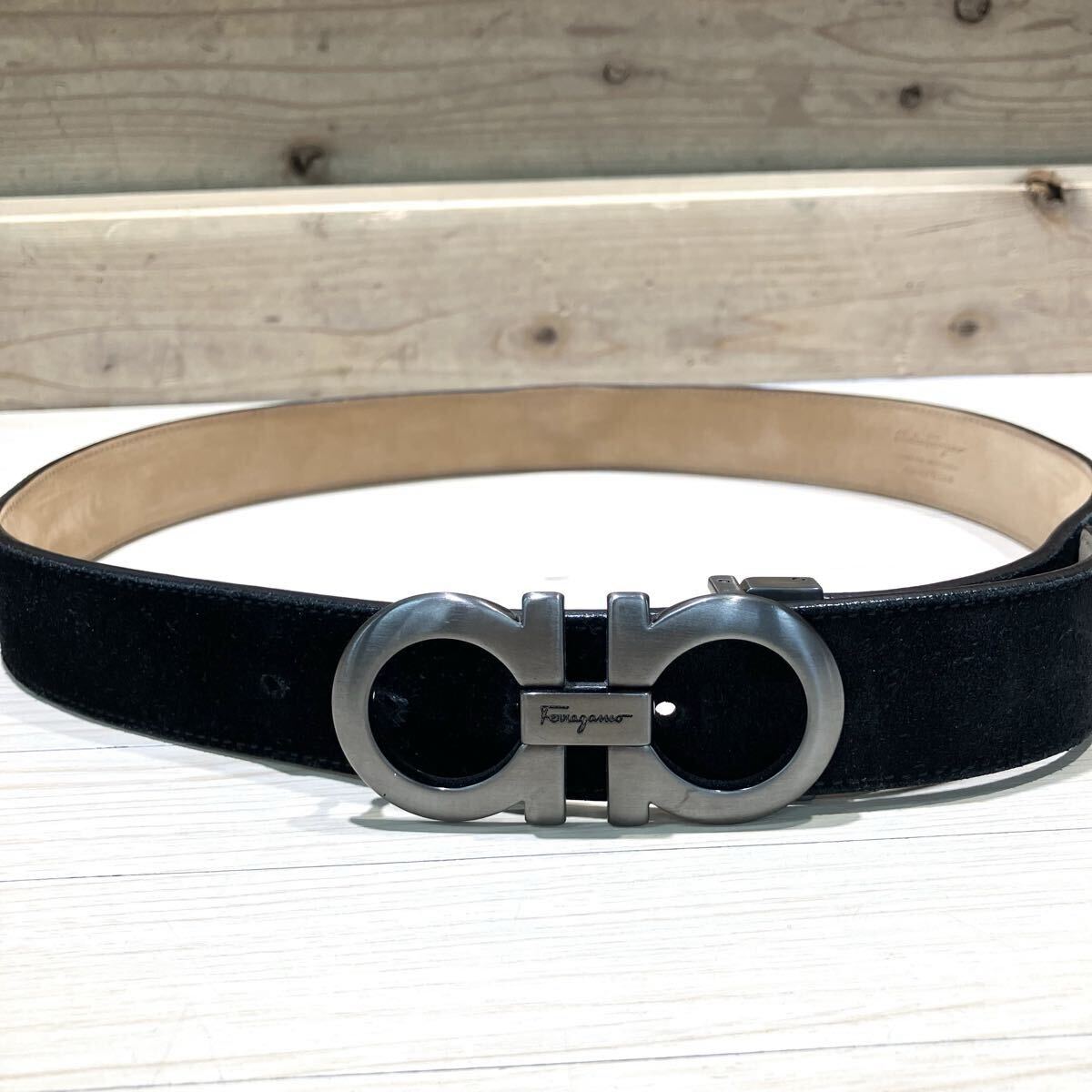 7 EN Salvatore Ferragamo Salvatore Ferragamo ремень gun chi-ni замша пряжка мужской CS-675544 оттенок черного 