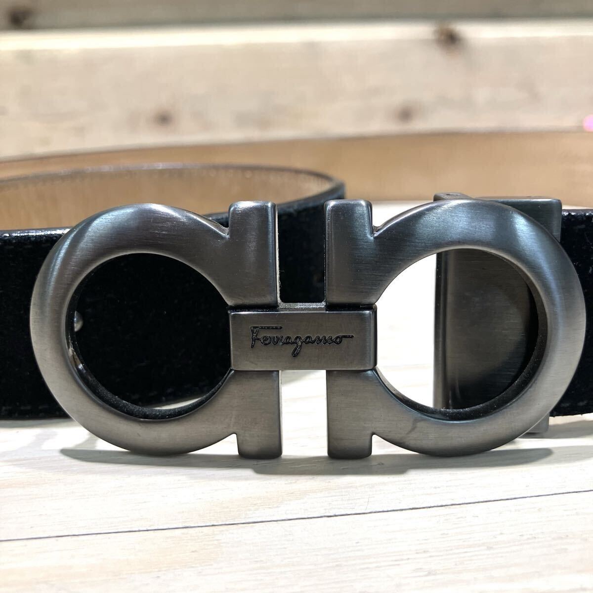 7 EN Salvatore Ferragamo Salvatore Ferragamo ремень gun chi-ni замша пряжка мужской CS-675544 оттенок черного 