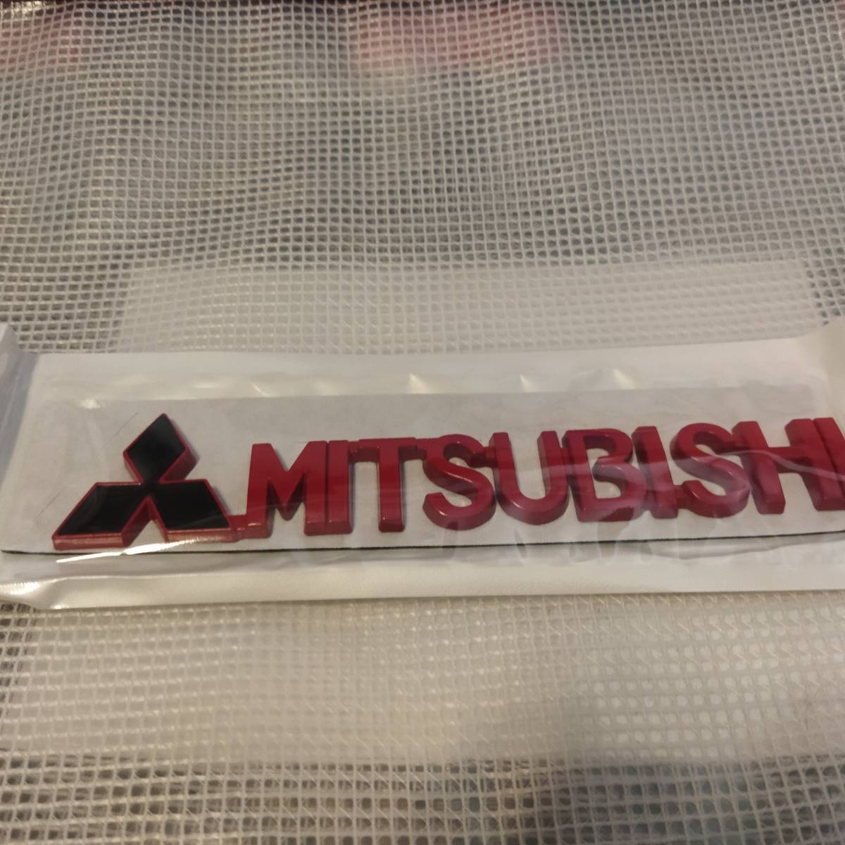 【ゆうパケット送料込】MITSUBISHI 3Dエンブレム レッド(両面テープ付) 縦2.4cm×横15.3cm 三菱 金属製 _画像3