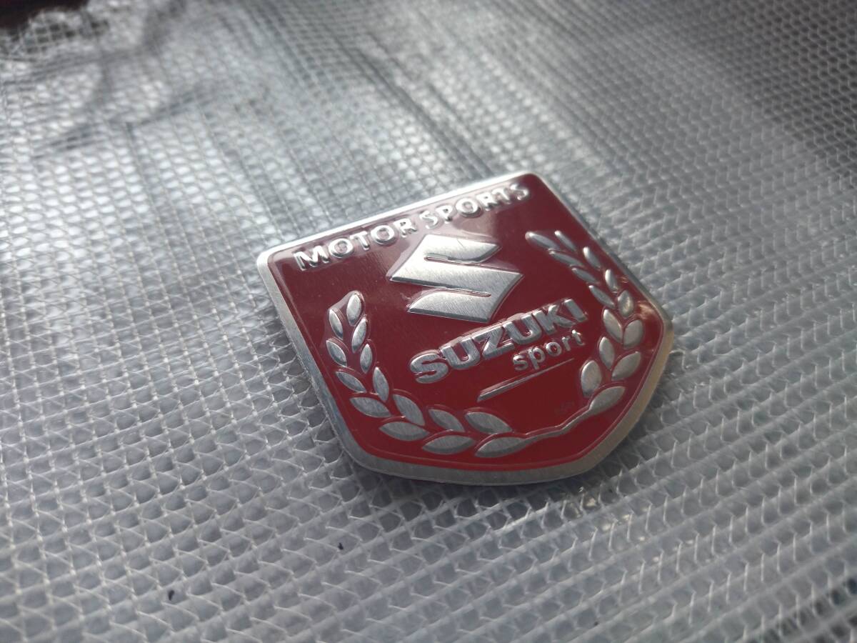 【ゆうパケット送料込】SUZUKI(スズキ) ホームベース型 エンブレムプレート レッド　縦5.2cm×横5cm アルミ製_画像2