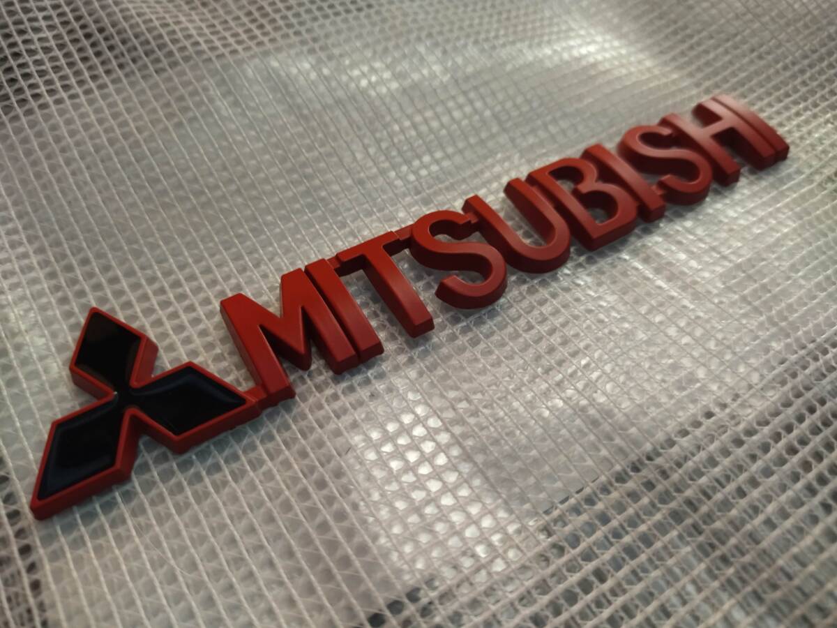 【ゆうパケット送料込】MITSUBISHI 3Dエンブレム レッド(両面テープ付) 縦2.4cm×横15.3cm 三菱 金属製 _画像1