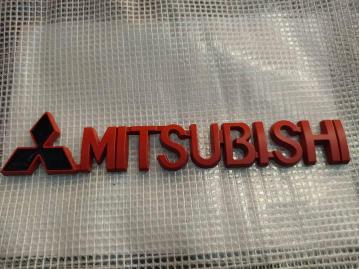 【ゆうパケット送料込】MITSUBISHI 3Dエンブレム レッド(両面テープ付) 縦2.4cm×横15.3cm 三菱 金属製 _画像2
