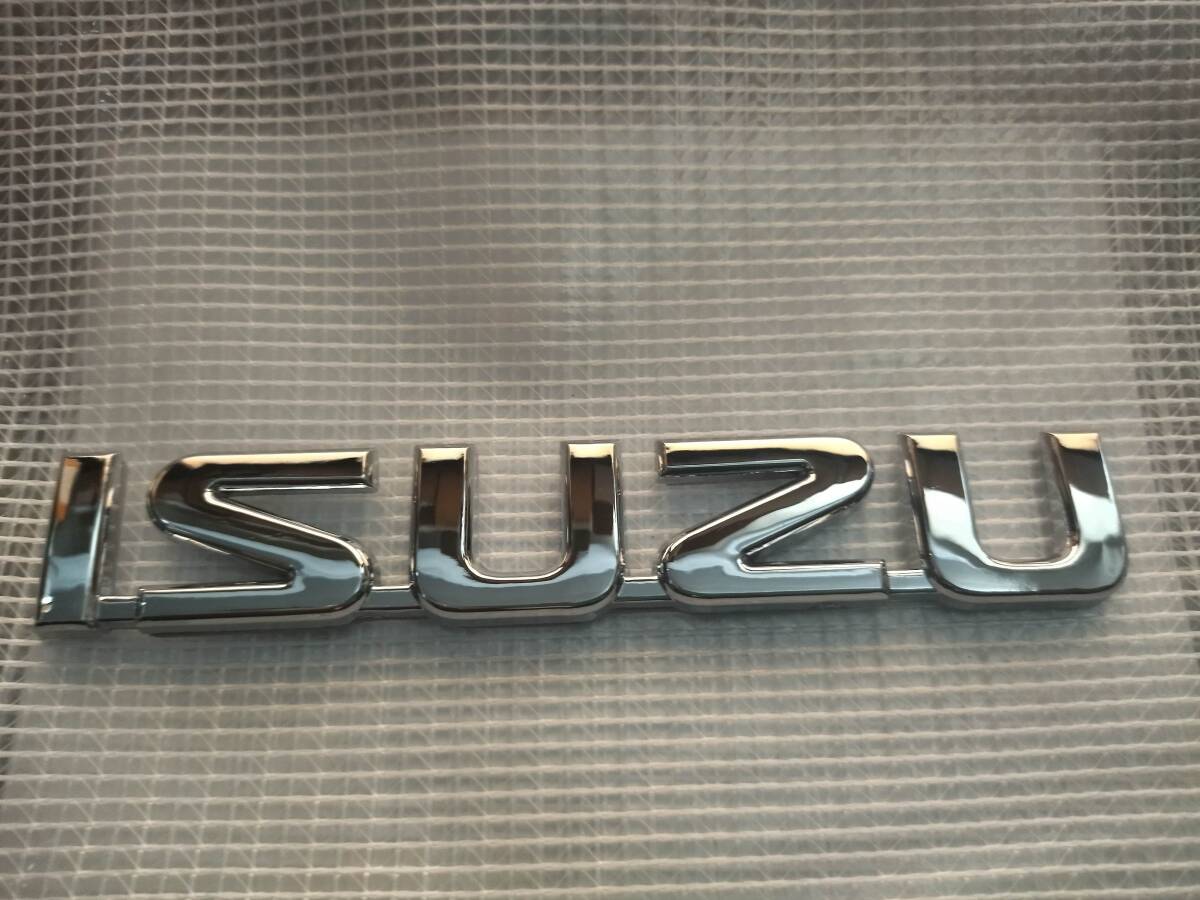 【ゆうパケット送料込】ISUZU(いすゞ) 3Dエンブレム(両面テープ付) メッキシルバー 縦2.4cm×横14.4cm プラスチック製 _画像2