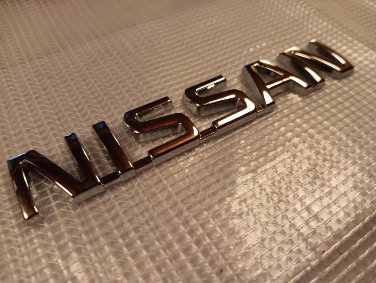 【ゆうパケット送料込】NISSAN(ニッサン) エンブレム メッキシルバー 日産_画像1