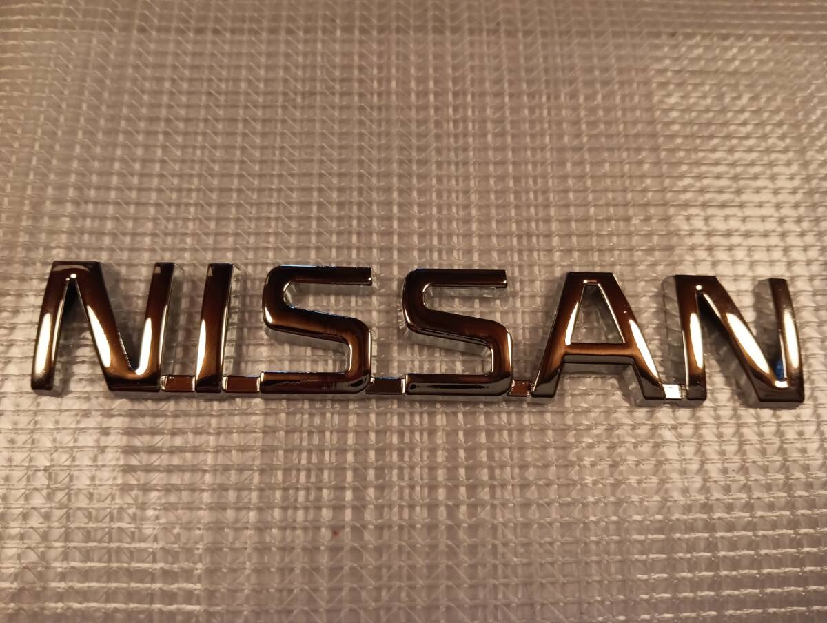 【ゆうパケット送料込】NISSAN(ニッサン) エンブレム メッキシルバー 日産_画像2