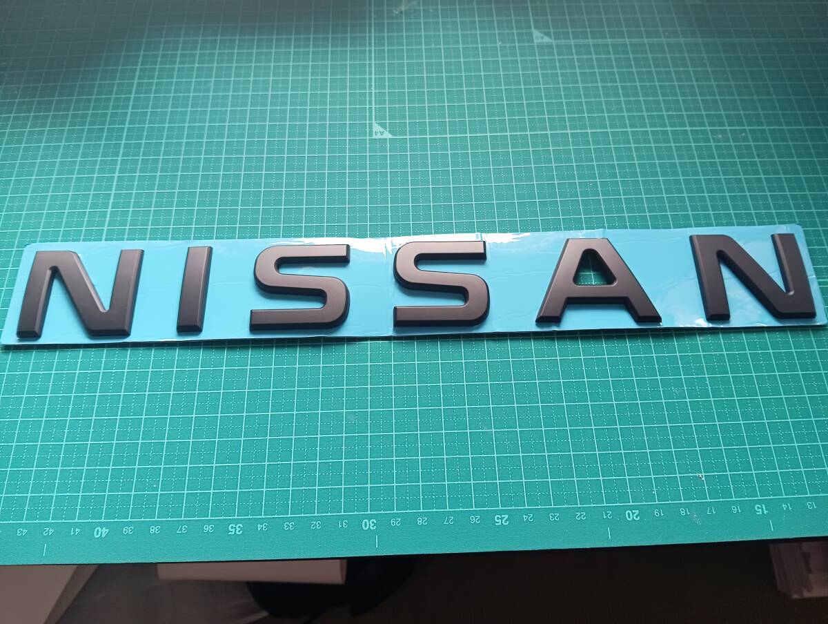 【ゆうパケット送料込】NISSAN エンブレム マットブラック 横35cm×縦4.5cm×厚さ5ｍｍ　ビッグサイズ_画像1