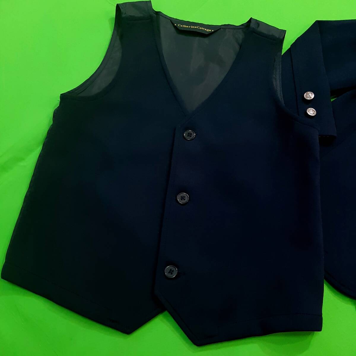 t1★送料無料★キャサリンコテージ 8195円★3点セット ブレザージャケット ベスト チェック柄ロングパンツ フォーマル スーツ 120サイズ 紺_画像4