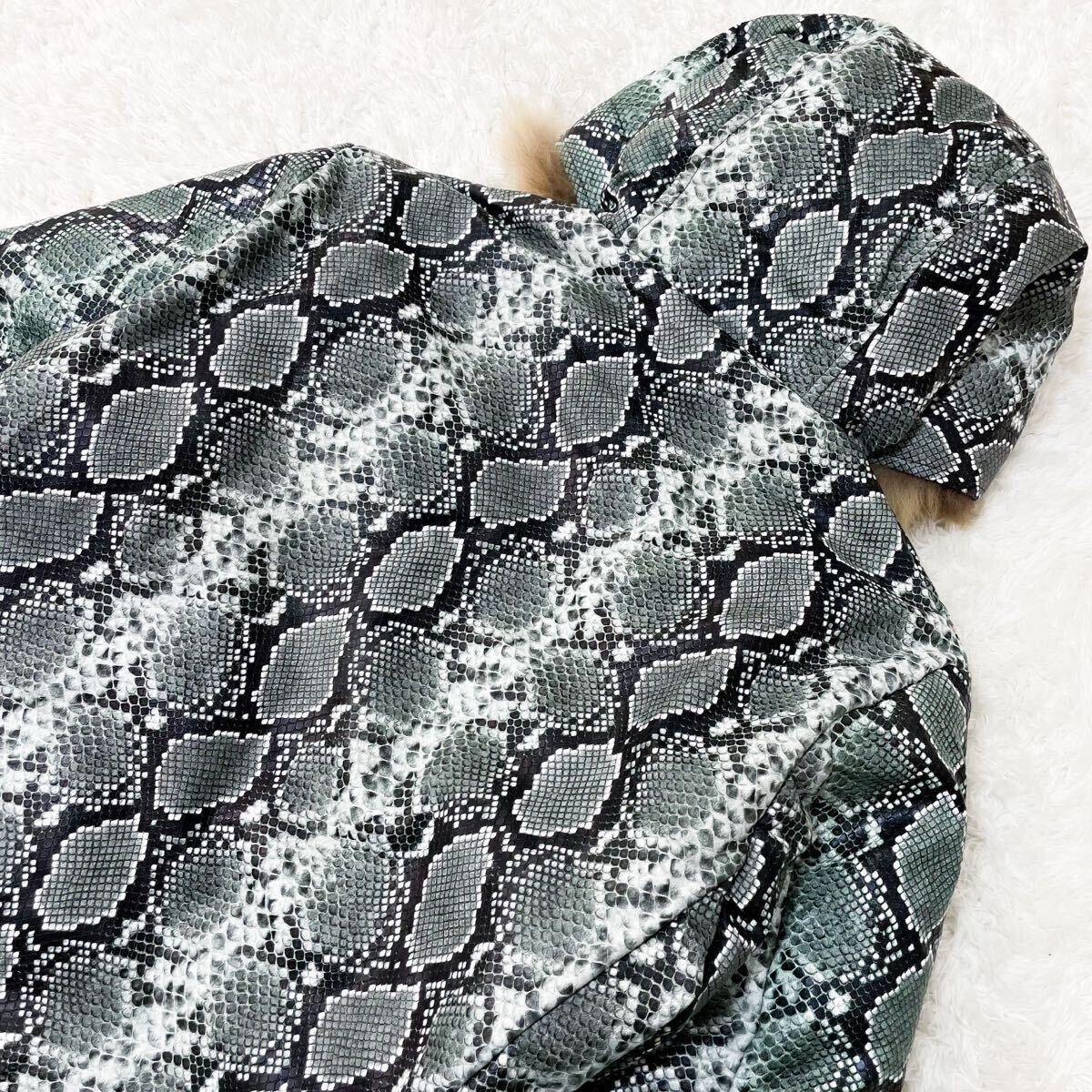 極美品/パイソン柄 ガルニエ ダウンジャケット ダウンコート ブルゾン フェイクレザー ファー フード 中綿 M〜L相当 グリーン 緑 GARNIER_画像7