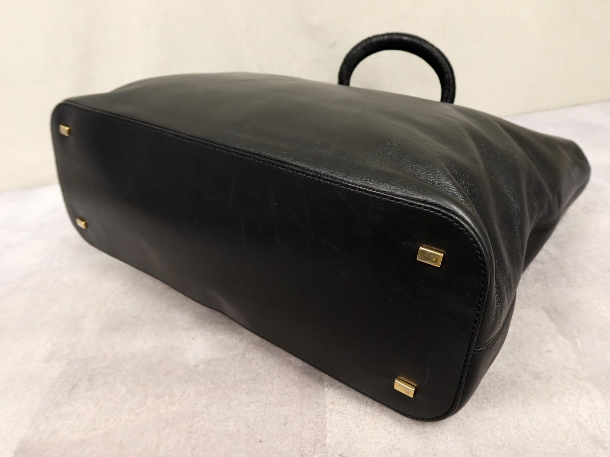 ●超美品●CELINE セリーヌ●ロゴ型押し●カーフ レザー 本革●ハンド バッグ●黒●ゴールド金具●A4 収納●書類 かばん●腕掛け●Js62924_画像6